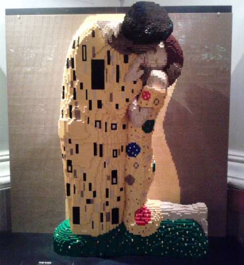 the art of brick - the kiss the art of brick - the kiss